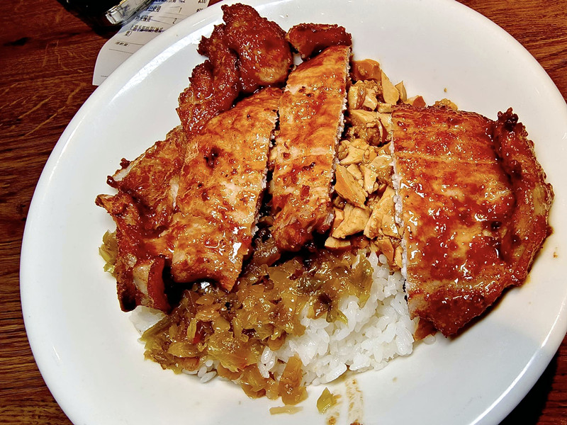 淡水黑殿排骨飯創始店！飄香50年古早味、老台北人必吃。