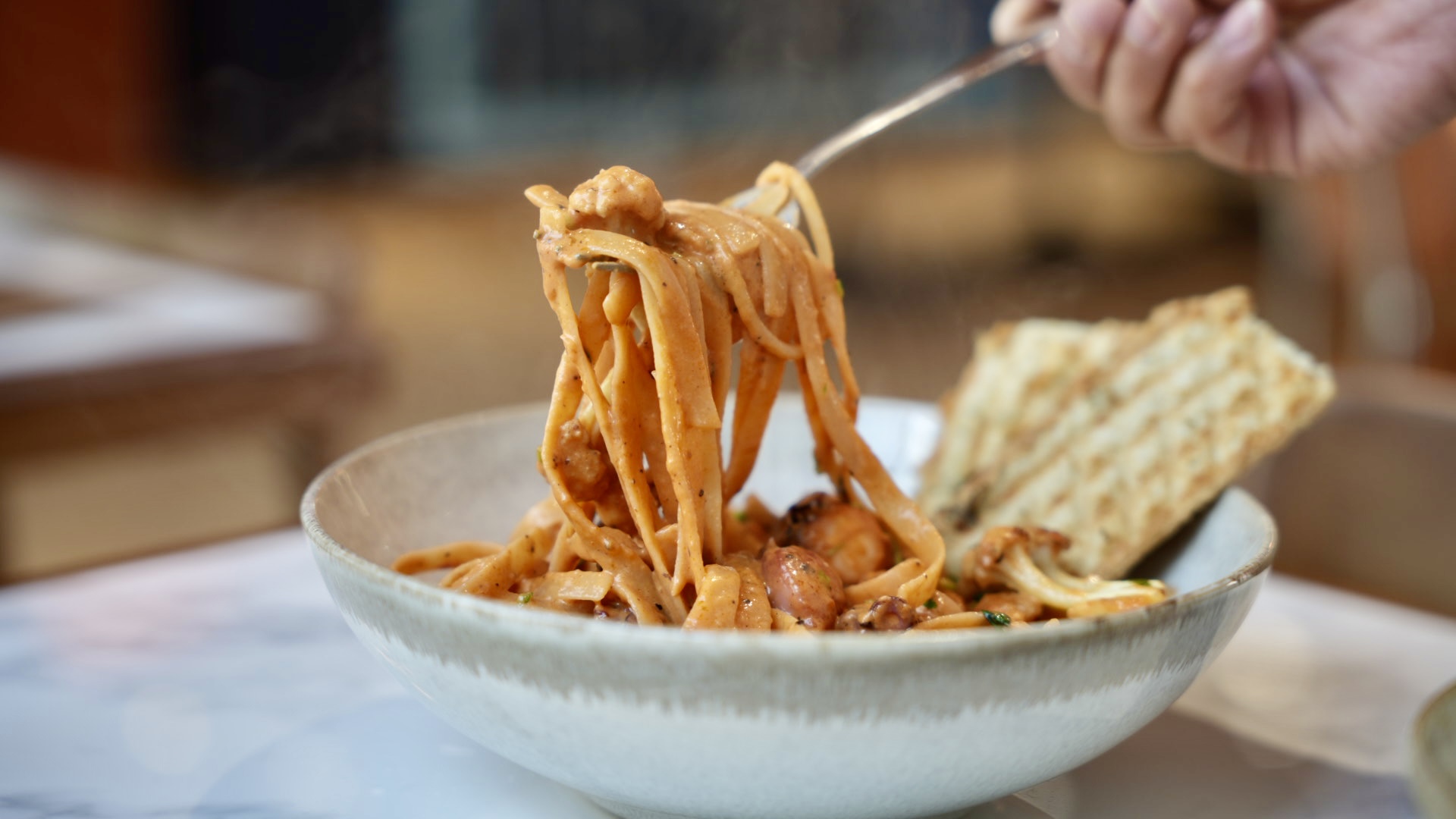 林口三井Outlet美食推薦！TOASTERiA Cafe新插旗，限定版義大利麵必點。