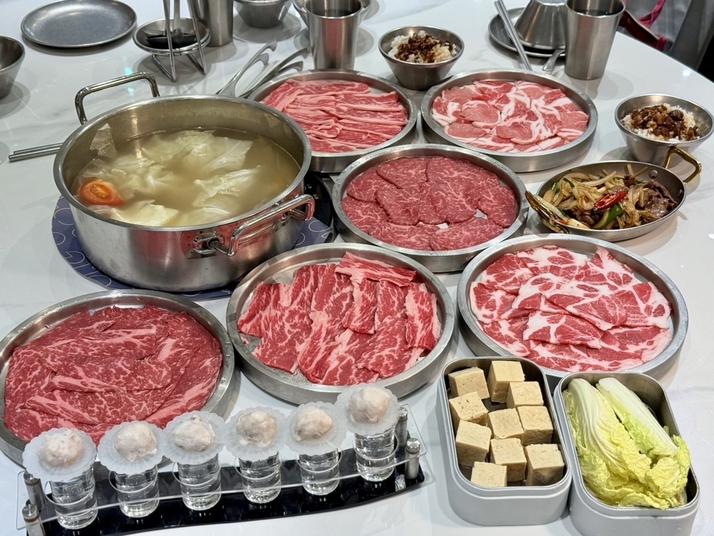 台南牛肉火鍋！東哥牛肉涮涮鍋蔬果牛骨湯頭涮和牛，招牌熱炒與捲餅必吃。