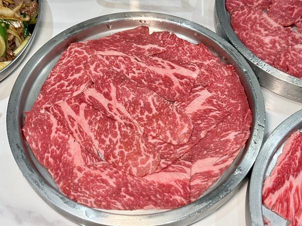 台南牛肉火鍋！東哥牛肉涮涮鍋蔬果牛骨湯頭涮和牛，招牌熱炒與捲餅必吃。