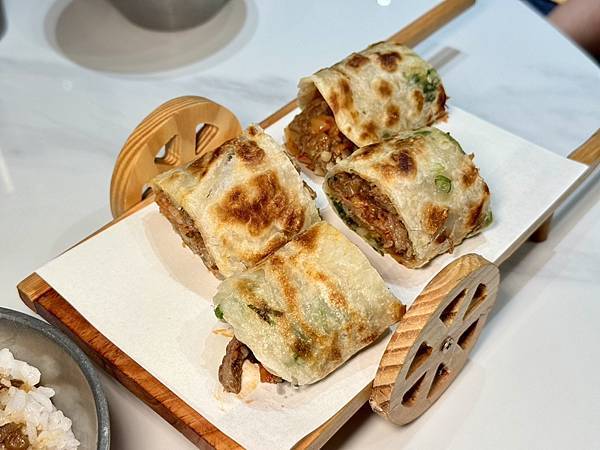 台南牛肉火鍋！東哥牛肉涮涮鍋蔬果牛骨湯頭涮和牛，招牌熱炒與捲餅必吃。