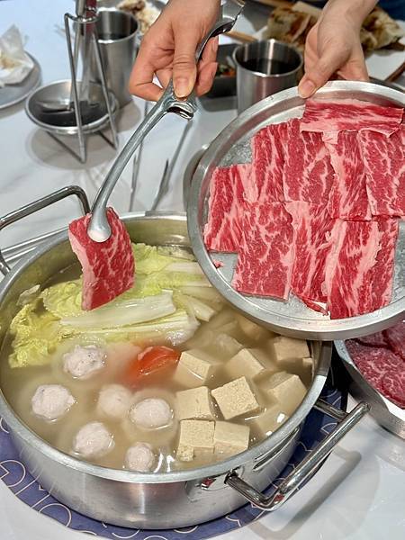 台南牛肉火鍋！東哥牛肉涮涮鍋蔬果牛骨湯頭涮和牛，招牌熱炒與捲餅必吃。