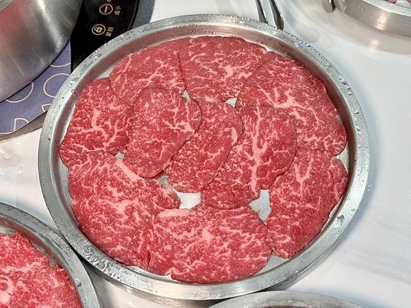 台南牛肉火鍋！東哥牛肉涮涮鍋蔬果牛骨湯頭涮和牛，招牌熱炒與捲餅必吃。