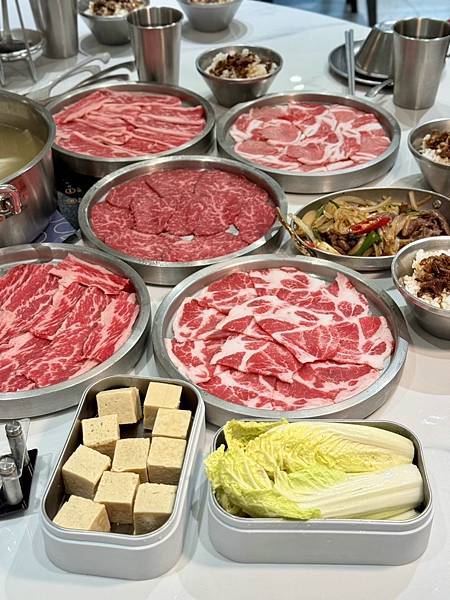 台南牛肉火鍋！東哥牛肉涮涮鍋蔬果牛骨湯頭涮和牛，招牌熱炒與捲餅必吃。