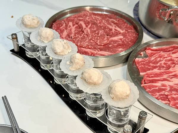 台南牛肉火鍋！東哥牛肉涮涮鍋蔬果牛骨湯頭涮和牛，招牌熱炒與捲餅必吃。