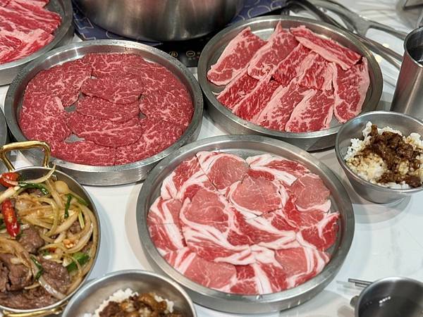 台南牛肉火鍋！東哥牛肉涮涮鍋蔬果牛骨湯頭涮和牛，招牌熱炒與捲餅必吃。