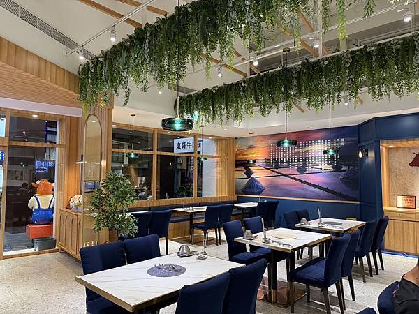 台南牛肉火鍋！東哥牛肉涮涮鍋蔬果牛骨湯頭涮和牛，招牌熱炒與捲餅必吃。