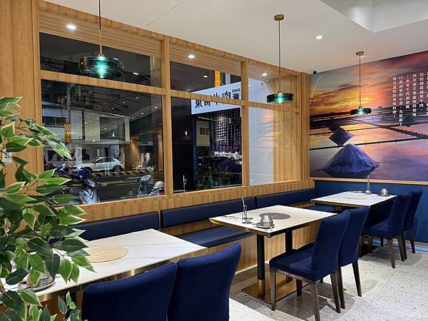 台南牛肉火鍋！東哥牛肉涮涮鍋蔬果牛骨湯頭涮和牛，招牌熱炒與捲餅必吃。