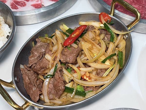 台南牛肉火鍋！東哥牛肉涮涮鍋蔬果牛骨湯頭涮和牛，招牌熱炒與捲餅必吃。