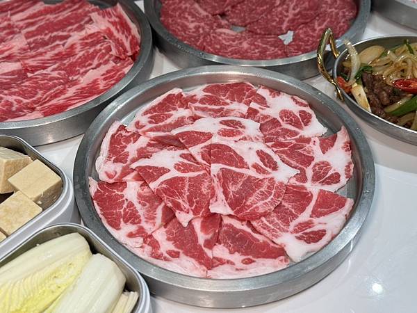 台南牛肉火鍋！東哥牛肉涮涮鍋蔬果牛骨湯頭涮和牛，招牌熱炒與捲餅必吃。