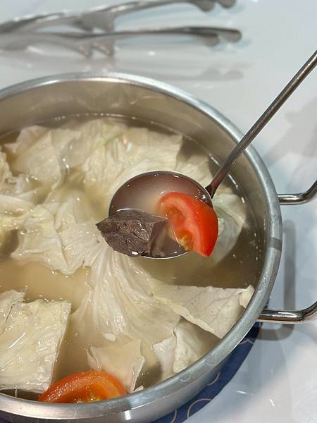 台南牛肉火鍋！東哥牛肉涮涮鍋蔬果牛骨湯頭涮和牛，招牌熱炒與捲餅必吃。