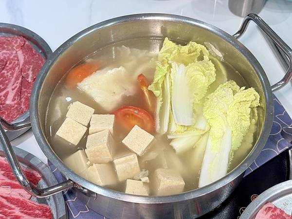 台南牛肉火鍋！東哥牛肉涮涮鍋蔬果牛骨湯頭涮和牛，招牌熱炒與捲餅必吃。