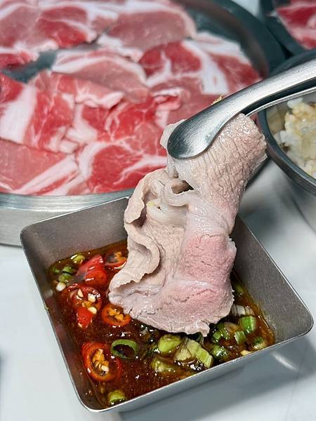 台南牛肉火鍋！東哥牛肉涮涮鍋蔬果牛骨湯頭涮和牛，招牌熱炒與捲餅必吃。