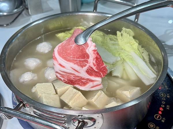 台南牛肉火鍋！東哥牛肉涮涮鍋蔬果牛骨湯頭涮和牛，招牌熱炒與捲餅必吃。