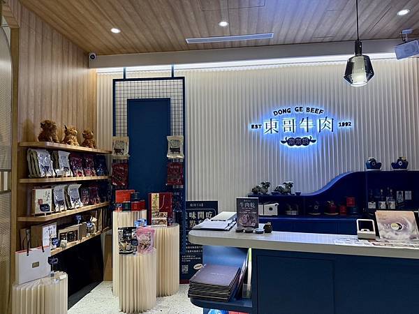 台南牛肉火鍋！東哥牛肉涮涮鍋蔬果牛骨湯頭涮和牛，招牌熱炒與捲餅必吃。