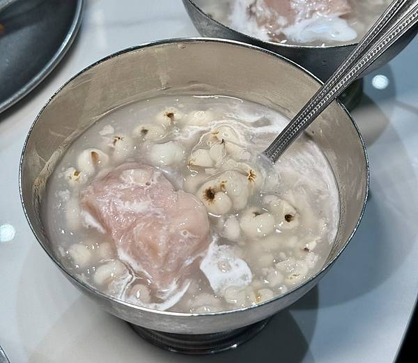 台南牛肉火鍋！東哥牛肉涮涮鍋蔬果牛骨湯頭涮和牛，招牌熱炒與捲餅必吃。