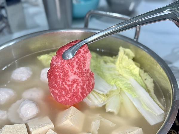 台南牛肉火鍋！東哥牛肉涮涮鍋蔬果牛骨湯頭涮和牛，招牌熱炒與捲餅必吃。