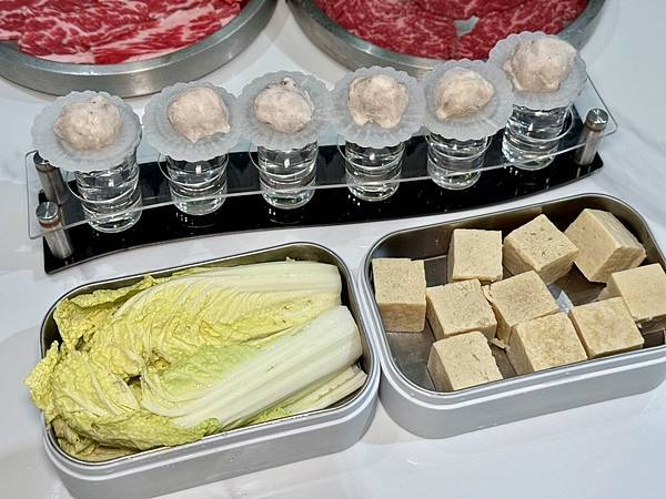 台南牛肉火鍋！東哥牛肉涮涮鍋蔬果牛骨湯頭涮和牛，招牌熱炒與捲餅必吃。