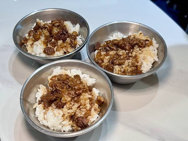 台南牛肉火鍋！東哥牛肉涮涮鍋蔬果牛骨湯頭涮和牛，招牌熱炒與捲餅必吃。