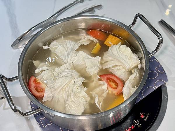 台南牛肉火鍋！東哥牛肉涮涮鍋蔬果牛骨湯頭涮和牛，招牌熱炒與捲餅必吃。