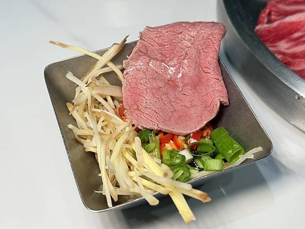 台南牛肉火鍋！東哥牛肉涮涮鍋蔬果牛骨湯頭涮和牛，招牌熱炒與捲餅必吃。