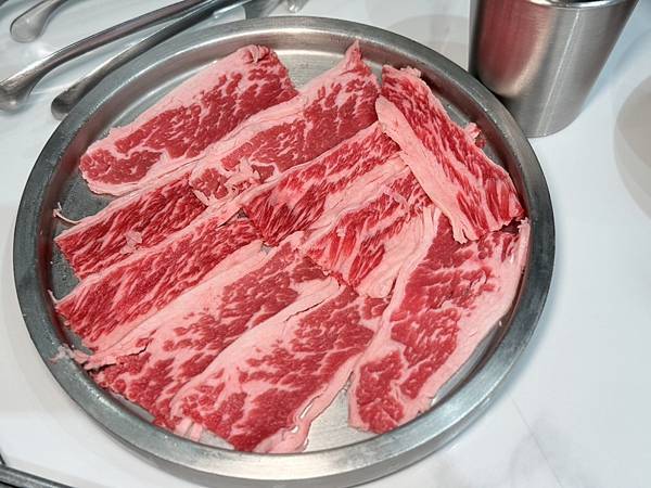 台南牛肉火鍋！東哥牛肉涮涮鍋蔬果牛骨湯頭涮和牛，招牌熱炒與捲餅必吃。