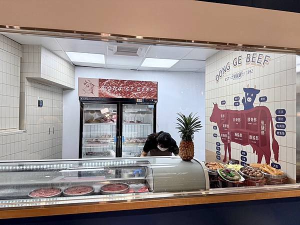 台南牛肉火鍋！東哥牛肉涮涮鍋蔬果牛骨湯頭涮和牛，招牌熱炒與捲餅必吃。