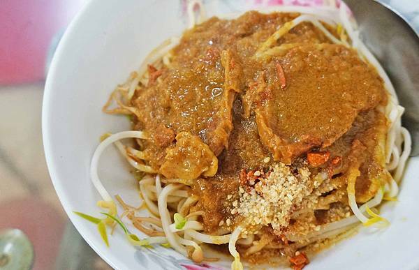 【還沒開店就大排長龍！從來沒停過的爆人氣店家！】從二樓排到一樓的轉角、轉角、轉角處，爆誇張的排隊人潮