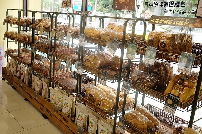 馬可先生麵包坊。2020年 端午節限間限定伴手禮，養生紅藜薑黃蕈菇十穀粽、超人氣彌月蛋糕捲！ @蹦啾♥謝蘿莉 La vie heureuse