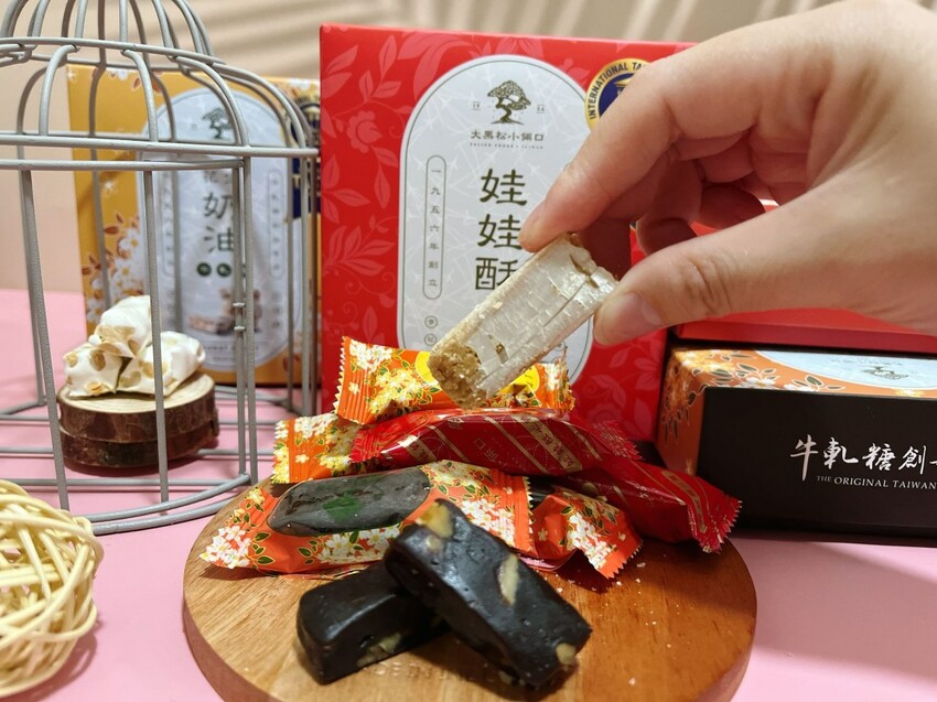 台北市中正區2024新年春節禮盒推薦—大黑松小倆口小禮屋禮盒,過年少不了長輩最愛的牛軋糖,創意喜氣設計送禮自用都適合