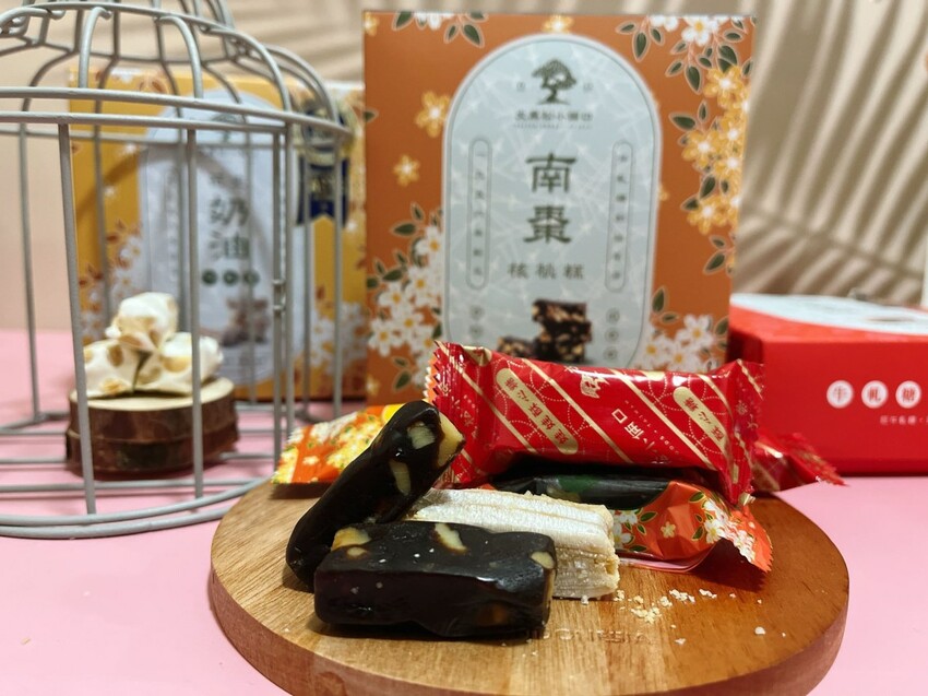 台北市中正區2024新年春節禮盒推薦—大黑松小倆口小禮屋禮盒,過年少不了長輩最愛的牛軋糖,創意喜氣設計送禮自用都適合