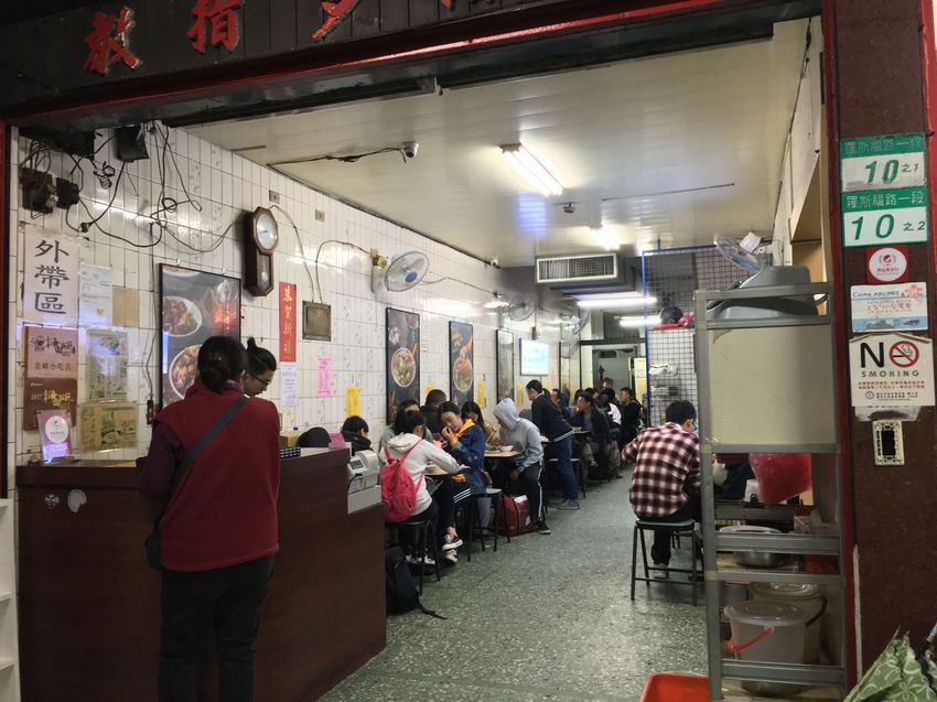 中正紀念堂金峰魯肉飯座位 金峰,대만은 먹어야한다.,Taiwan must eat,Jinfeng,夜市,平價,平民,銅板,人氣,東森,非凡,舒國治,IG打卡