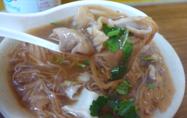 阿泉麵線 臭豆腐：每到用餐時間,總是很難擠進去---台北許昌街上的阿泉麵線