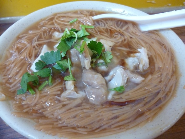 阿泉麵線 臭豆腐：每到用餐時間,總是很難擠進去---台北許昌街上的阿泉麵線