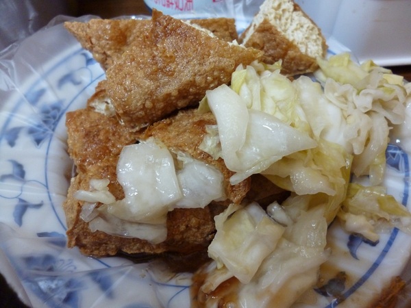 阿泉麵線 臭豆腐：每到用餐時間,總是很難擠進去---台北許昌街上的阿泉麵線