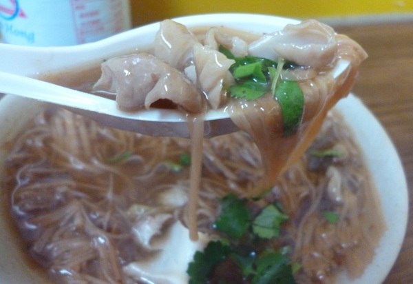 阿泉麵線 臭豆腐：每到用餐時間,總是很難擠進去---台北許昌街上的阿泉麵線