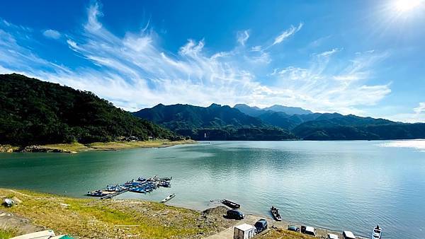 桃園市大溪區旅遊行程推薦阿姆坪遊艇碼頭 石門水庫藍色公路 桃園內行人的玩法 賞花遊湖登島看水舞 波斯菊花海落羽松楓葉芒花一次滿足 桃園大溪輕旅行 Walkerland Taipeiwalker Japanwalker Walkerland