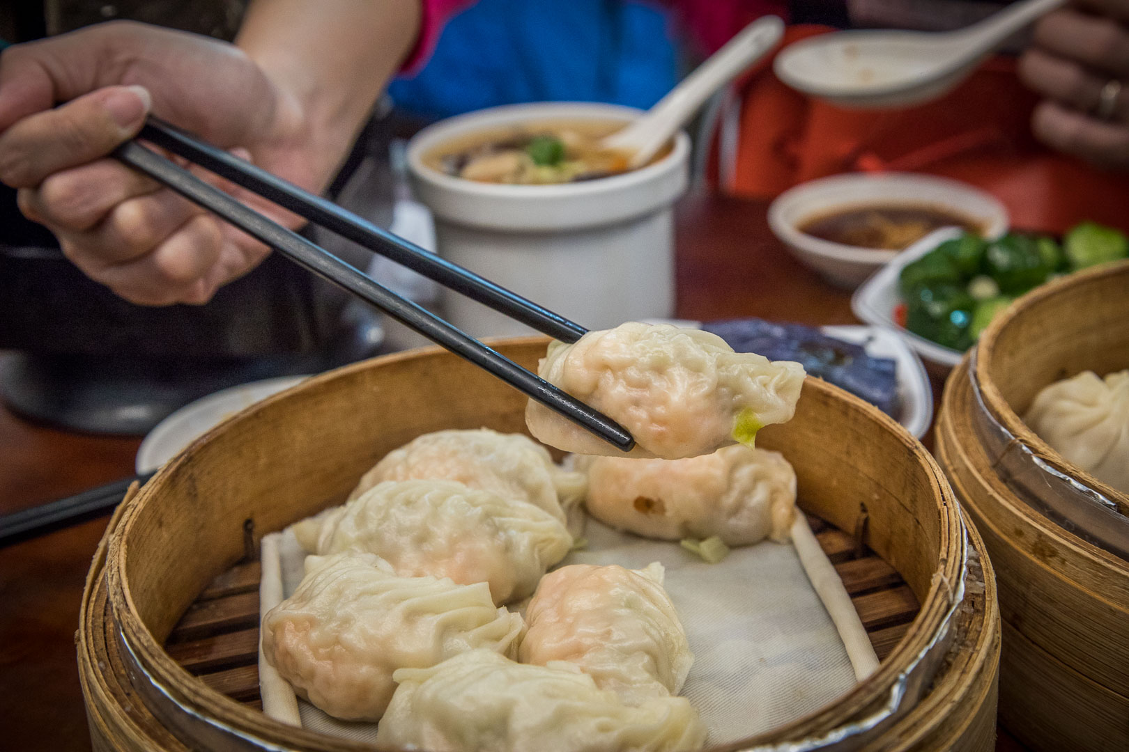 文山區福鼎湯包被譽為平民版鼎泰豐！路邊攤親民價，CP值爆棚人氣湯包專賣店～