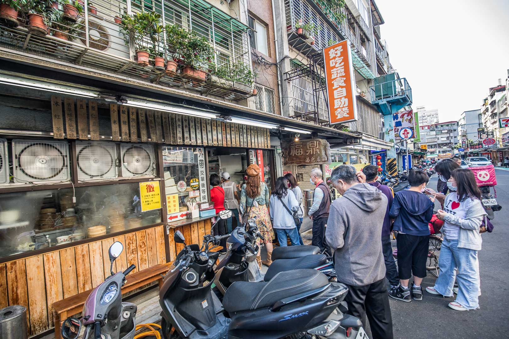 文山區福鼎湯包被譽為平民版鼎泰豐！路邊攤親民價，CP值爆棚人氣湯包專賣店～