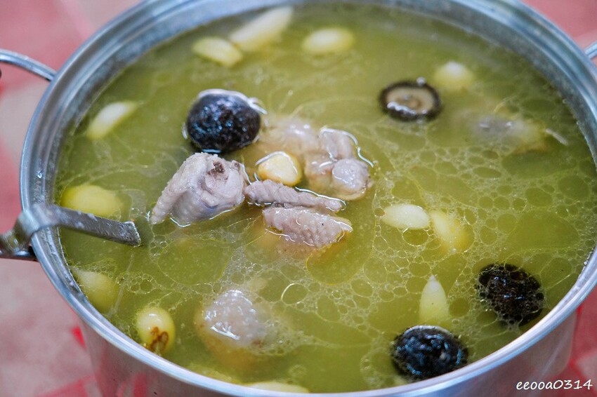 木柵山林祕境土雞城「 猴山岳土雞城」，招牌三杯茶葉雞、放山白