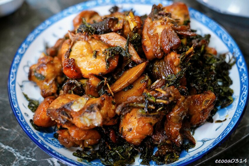 木柵山林祕境土雞城「 猴山岳土雞城」，招牌三杯茶葉雞、放山白