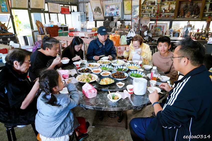 木柵山林祕境土雞城「 猴山岳土雞城」，招牌三杯茶葉雞、放山白
