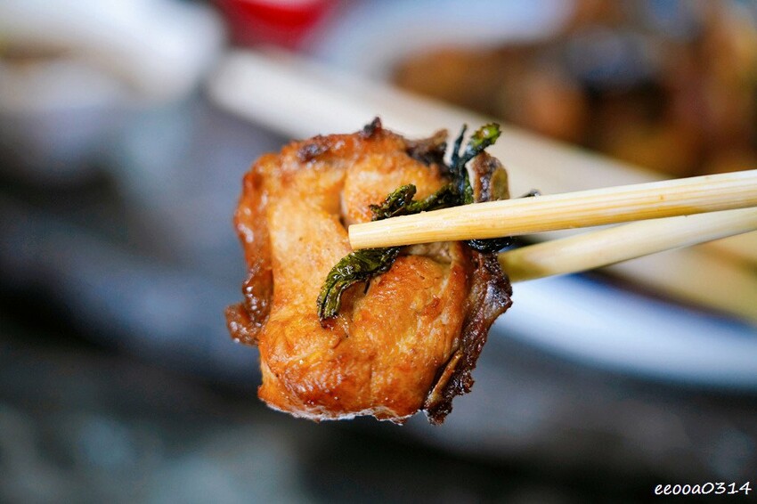 木柵山林祕境土雞城「 猴山岳土雞城」，招牌三杯茶葉雞、放山白