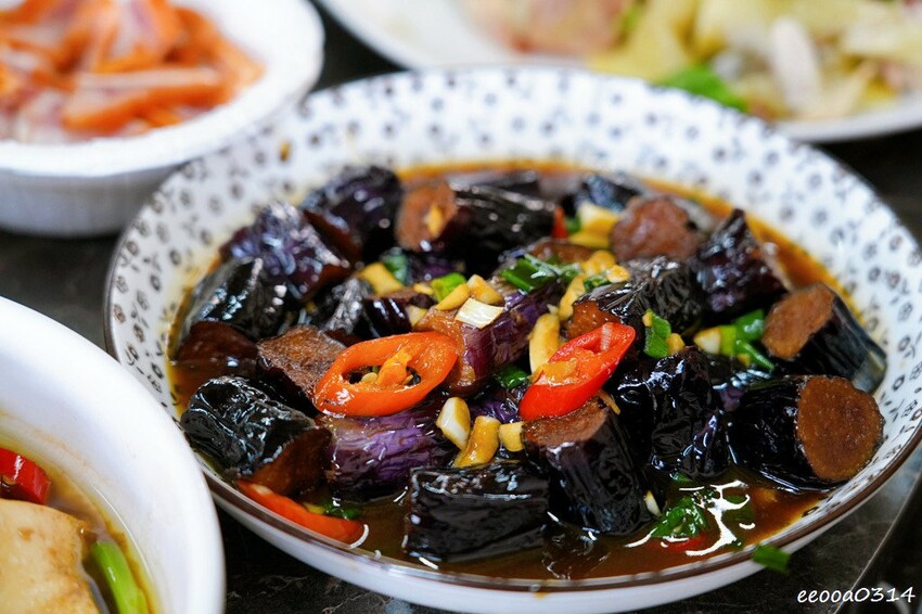 木柵山林祕境土雞城「 猴山岳土雞城」，招牌三杯茶葉雞、放山白