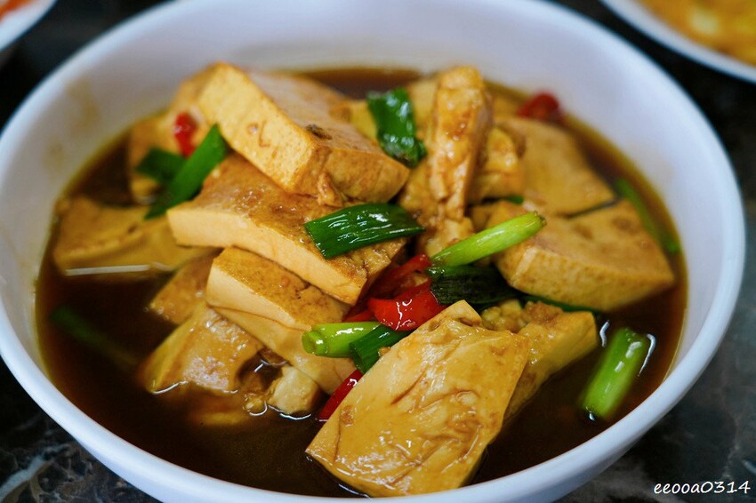 木柵山林祕境土雞城「 猴山岳土雞城」，招牌三杯茶葉雞、放山白