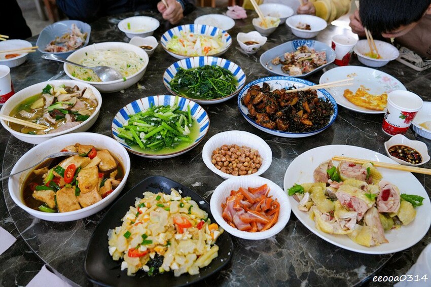 木柵山林祕境土雞城「 猴山岳土雞城」，招牌三杯茶葉雞、放山白