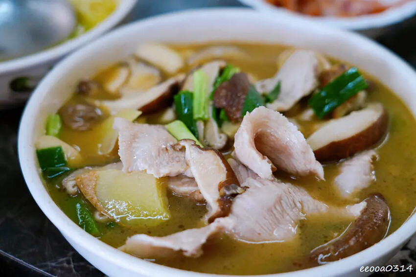 木柵山林祕境土雞城「 猴山岳土雞城」，招牌三杯茶葉雞、放山白