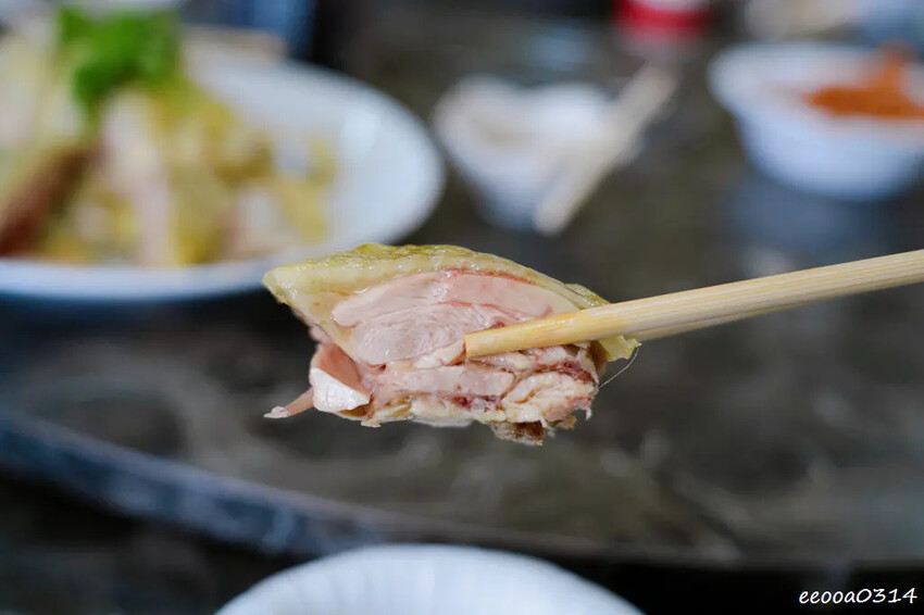 木柵山林祕境土雞城「 猴山岳土雞城」，招牌三杯茶葉雞、放山白