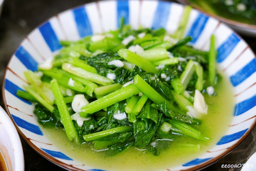 木柵山林祕境土雞城「 猴山岳土雞城」，招牌三杯茶葉雞、放山白