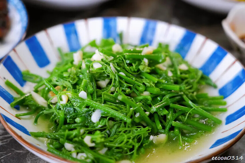 木柵山林祕境土雞城「 猴山岳土雞城」，招牌三杯茶葉雞、放山白